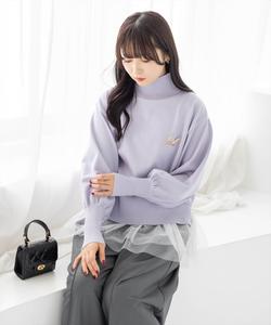 Комплект из вязаного топа с низким вырезом и тюлевой майки с брошью