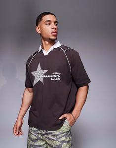 Поло свободного кроя ASOS DESIGN со спортивной графикой и вставками Airtex коричневого цвета