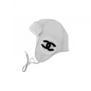 CHANEL Женская белая шапка из овчины