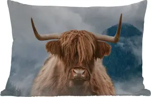 Подушка для улицы - Шотландский высокогорный скот - Гора - Туман - 60 x 40 см - Водонепроницаемая - Подушка для отдыха - Декоративная подушка - Подушка для дома MuchoWow