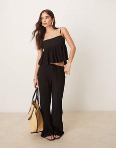 Брюки прямого кроя Mango с текстурой черного цвета