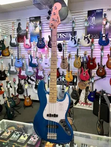 Бас-гитара Fender Standard Jazz, гриф из клена, белый пикгард, цвет Aqua Marine Metallic