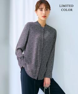 Блузка с воротником-стойкой из атласа и спинки.