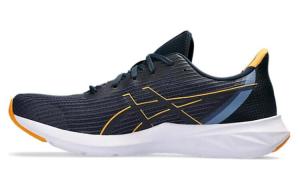 Кроссовки Asics Versablast 3 'Thunder Blue Fellow Yellow', черный/оранжевый