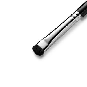 Кисть для нанесения теней и пигментов. Eigshow Beauty E806