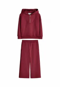 Спортивный костюм стандартного кроя, состоящий из брюк-джоггеров с застежкой-молнией на четверть длины и широкими штанинами. The Set, Burgundy Red