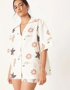 Рубашка ASOS DESIGN из льняной смеси с воротником-стойкой и праздничным принтом