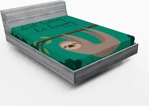 Простыня на резинке для детского сада ABAKUHAUS, с изображением ленивого ленивца, висящего на дереве, с надписью Поторопись, недовольный, 140 x 200 см, разноцветная Abakuhaus