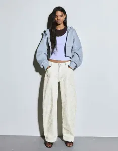 Коричневые мешковатые джинсы с фактурным принтом и низкой посадкой Bershka