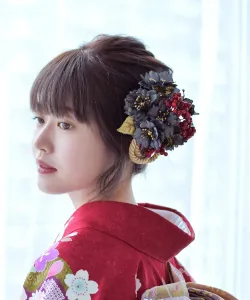 Набор из 5 предметов: гребень и U-образная заколка для волос с изображением цветущей сакуры, фруктов и ленточной кисточки Utatane, цвет Black