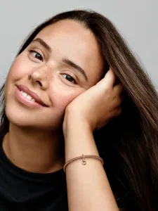 Подвеска в виде буквы О, выполненной курсивным шрифтом Pandora, золото