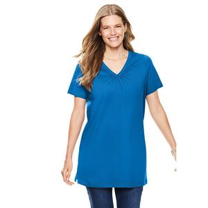 Женщина в женской идеальной тунике больших размеров с короткими рукавами и V-образным вырезом Woman Within, цвет Bright Cobalt
