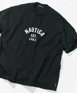 Футболка с коротким рукавом и большой войлочной нашивкой в виде арки.