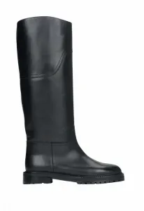 Na płaskiej podeszwie boots Estro, Black