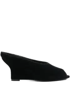 Босоножки на танкетке с открытым носком Toteme, черный