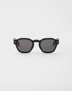 Солнцезащитные очки с культовой металлической табличкой Prada, черный