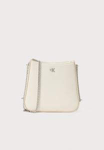 Сумка кросс-боди Calvin Klein SADDLE BAG WITH CHAIN, White