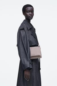 Маленькая сумка-мессенджер "tome" из замши COS, сиреневый