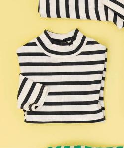 Эксклюзивная футболка в полоску с лентой, доступная только в интернете.