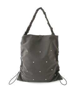 (L) Сумка-тоут с одной ручкой и украшениями.