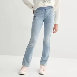 Джинсы для девочек 6-20 лет с ребристым поясом и расклешенными штанинами в обычных и больших размерах So, цвет light wash denim