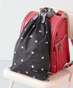 Рюкзак с дизайном в виде сердечек, который можно носить поверх школьного рюкзака. Детская одежда. Коллекция весна/лето 2016 Devirock, цвет 002-Black