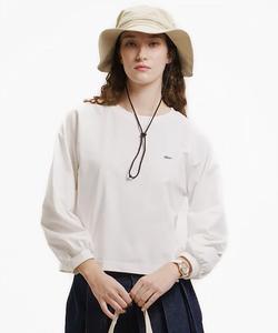 Укороченная футболка с длинными рукавами и рукавами-фонариками, собранными в складку.