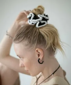 Двухцветная вязаная резинка для волос Smelly, цвет Black And Other Colors