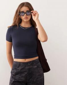 Футболка Weekday облегающего кроя темно-синего цвета