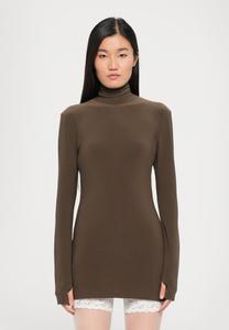 Платье Norma Kamali LONG SLEEVE TURTLENECK PICKLEBALL DRESS, Bark/Dark Brown