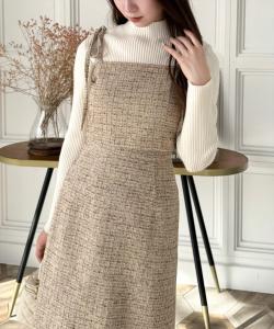 Комплект из твидового бюстье и юбки.