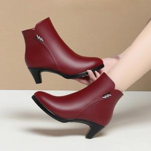 Женские кожаные ботильоны с низким толстым каблуком, блестящие стразы, полностью утепленные мехом, боковая молния, высокие каблуки, зимние сапожки Hhhchpm, Red-Fleece