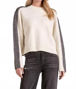 ELAN Свитер с полосатым узором на рукавах, бело-серый