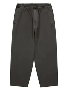 Брюки с кулиской и нашивкой Alpha Industries, серый