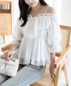 Блузка с оборками спереди и открытыми плечами