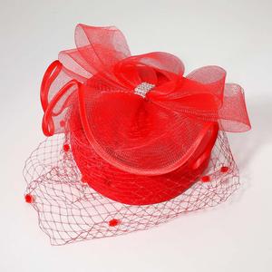 Шляпка-фасинатор с бантом и заостренным концом, выполненная из каменной сетки FASHNZFAB, красный