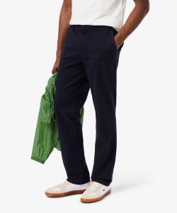 Брюки-чиносы прямого кроя, зауженные книзу, из эластичной ткани.