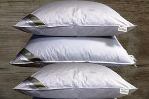 В наборе 3 роскошные 3-камерные подушки 80х80, пуховые подушки, приятные, мягкие и поддерживающие Betten Hofmann