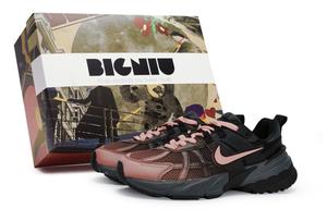 Кроссовки для бега V2K Run женские с низким верхом розовые/черные Nike