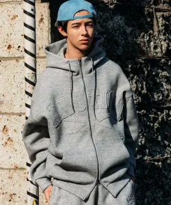 Картонная толстовка с капюшоном и двойным логотипом в виде арки.