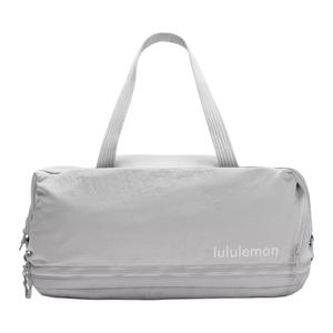 Lululemon 30-литровая дорожная сумка из переработанного нейлона унисекс серебристо-серый, Silver Gray