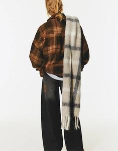 Мягкий на ощупь клетчатый шарф Pull&Bear черного цвета