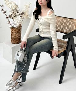 Трикотажное платье с открытыми плечами, украшенное лентой с пуговицами.