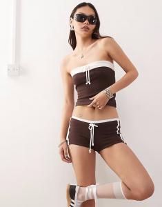 Топ-бандо без бретелек, темно-коричневый, с контрастной завязкой Monki