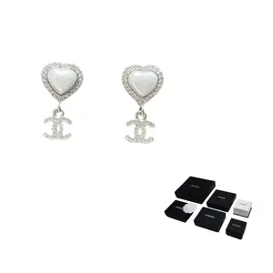 Металлические серьги со стразами для женщин CHANEL