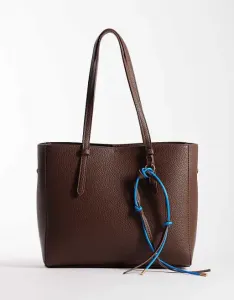 Текстурированная сумка-тоут шоколадного цвета с несколькими отделениями и съемной подвеской ASOS DESIGN