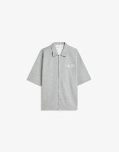 Рубашка Bershka с вышивкой и короткими рукавами светло-серого цвета