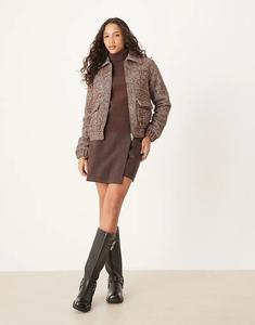 Потертая короткая куртка-бомбер коричневого цвета с узором «ёлочка»