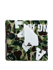 Полотенце с камуфляжным логотипом A Bathing Ape, зеленый