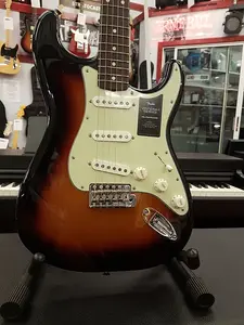 Fender Vintera II '60s Stratocaster с грифом из розового дерева 2023 - настоящее время - 3-цветный солнцеобразный окрас